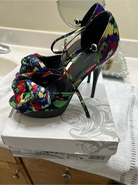 Shi by JOURNEYS Multicolor Floral Knot Peep-Toe Heels